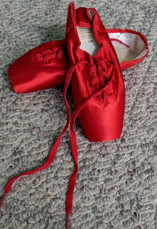 Futura -- Pointe Shoe -- Red Satin